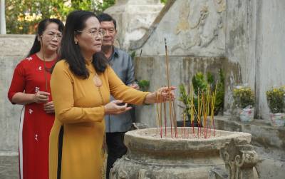 Bà Nguyễn Thị Lệ, Phó Bí thư Thành ủy, Chủ tịch HĐND Thành phố Hồ Chí Minh thực hiện nghi thức dâng hương. Ảnh: Thu Hương - TTXVN       