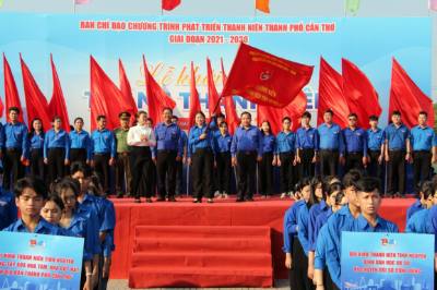 Bí thư Thành đoàn Cần Thơ Lư Thị Ngọc Anh phất cờ lệnh khởi động Tháng Thanh niên năm 2025 tại thành phố Cần Thơ. Ảnh: Trung Kiên - TTXVN