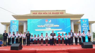 Trao học bổng cho các học sinh có hoàn cảnh khó khăn. Ảnh: Mai Trang- TTXVN 