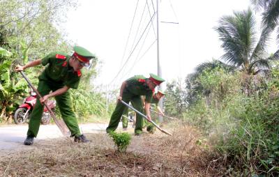 Đoàn viên, thanh niên tham gia hoạt động trồng cây, phát quang bụi rậm. Ảnh: Lê Thúy Hằng – TTXVN