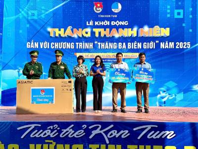 Tỉnh Đoàn Kon Tum trao tặng công trình thanh niên cho xã biên giới Mô Rai (huyện Sa Thầy) nhân dịp Lễ khởi động Tháng Thanh niên gắn với chương trình “Tháng 3 biên giới” năm 2025. Ảnh: Khoa Chương - TTXVN