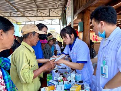 Thanh niên tỉnh Kon Tum khám, cấp phát thuốc miễn phí cho người dân tại xã biên giới Mô Rai (huyện Sa Thầy, tỉnh Kon Tum). Ảnh: Khoa Chương - TTXVN
