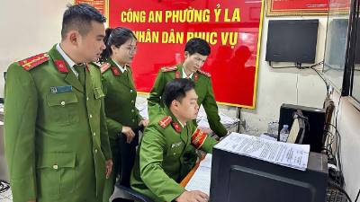 Công an phường Ỷ La, thành phố Tuyên Quang trong ngày làm việc đầu tiên vận hành bộ máy công an 2 cấp. Ảnh: TTXVN phát.