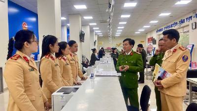 Lãnh đạo Công an tỉnh Tuyên Quang kiểm tra tại khu vực tiếp công dân của Phòng cảnh sát giao thông, Công an tỉnh Tuyên Quang tại trung tâm phục vụ hành chính công. Ảnh: TTXVN phát