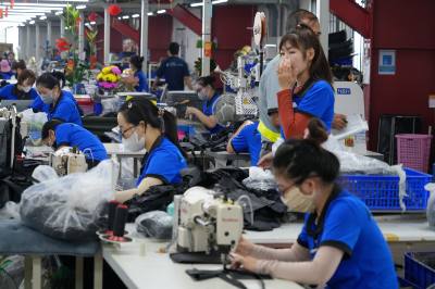 Công nhân Công ty TNHH sản xuất AJ Solutions (Khu công nghiệp Sonadezi Châu Đức) tăng tốc làm việc để kịp làm đơn hàng cho đối tác nước ngoài. Ảnh: Hoàng Nhị - TTXVN
