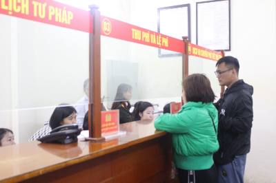 Thủ tục cấp phiếu lý lịch tư pháp được giải quyết thông suốt, nhanh gọn. Ảnh: Nguyễn Thắng - TTXVN