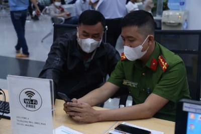 Công an tỉnh Bình Dương tiếp nhận nhiệm vụ quản lý nhà nước về lý lịch tư pháp và cấp phiếu lý lịch tư pháp từ Sở Tư pháp tỉnh Bình Dương. Ảnh: TTXVN phát