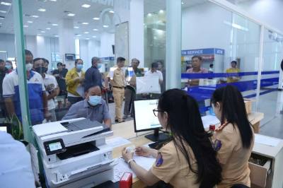 Lực lượng Cảnh sát giao thông chính thức triển khai nhiệm vụ cấp, đổi giấy phép lái xe tại Trung tâm phục vụ hành chính công tỉnh Bình Dương. Ảnh: TTXVN phát
