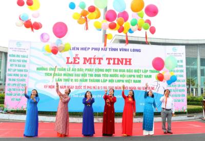 Đại biểu thực hiện nghi thức thả bóng bay phát động hưởng ứng Tuần lễ áo dài. Ảnh: Lê Thúy Hằng – TTXVN