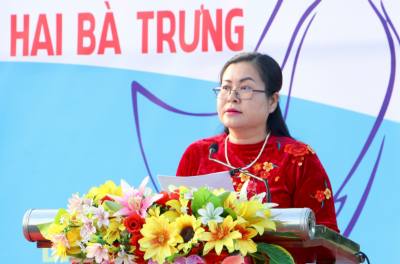 Trưởng Ban Tuyên giáo và Dân vận Tỉnh ủy Vĩnh Long Nguyễn Thị Minh Trang phát biểu tại chương trình. Ảnh: Lê Thúy Hằng – TTXVN