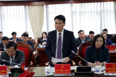 Chủ tịch UBND tỉnh Hải Dương Lê Ngọc Châu báo cáo tình hình phát triển kinh tế xã hội và công tác quân sự, quốc phòng địa phương. Ảnh: Mạnh Tú - TTXVN