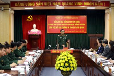 Bộ trưởng Bộ Quốc phòng Phan Văn Giang chủ trì buổi làm việc. Ảnh: Hoàng Hải – TTXVN