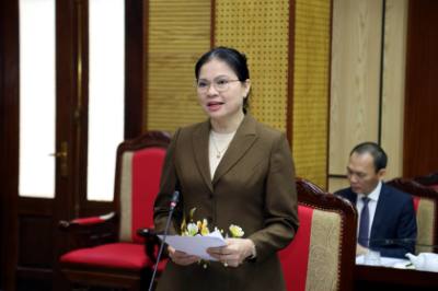 Bà Hà Thị Nga, Bí thư Tỉnh ủy Tuyên Quang, báo cáo tình hình phát triển kinh tế - xã hội, bảo đảm quốc phòng, an ninh trên địa bàn tỉnh. Ảnh: Hoàng Hải – TTXVN