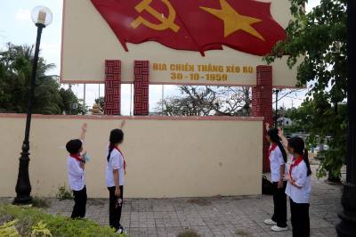 Các thế hệ học sinh thường xuyên đến sinh hoạt, vui chơi giải trí tại bia chiến thắng Xẻo Rô. Ảnh: Lê Sen - TTXVN