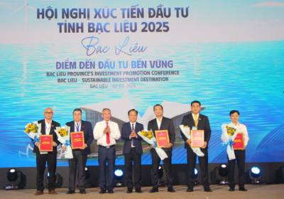 Lãnh đạo Tỉnh ủy, UBND tỉnh Bạc Liêu trao quyết định đến các đơn vị, nhà đầu tư. Ảnh: Chanh Đa-TTXVN