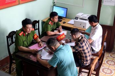 Công an phường Đồng Phú (Công an tỉnh Quảng Bình) giải quyết các nhu cầu của người dân trên địa bàn. Ảnh: Tá Chuyên - TTXVN