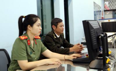 Lực lượng Công an tỉnh Quảng Bình giám sát chức năng nhiệm vụ soi chiếu tại Cảng hàng không Đồng Hới (Quảng Bình). Ảnh: Tá Chuyên - TTXVN