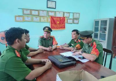 Tổ Điều lệnh (Công an tỉnh Đồng Nai) kiểm tra, hướng dẫn Công an xã Nam Cát Tiên, huyện Tân Phú chấp hành kỷ luật, kỷ cương, điều lệnh Công an nhân dân. Ảnh: TTXVN phát