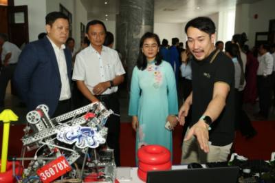 Đại biểu tham quan khu vực ứng dụng AI trong giảng dạy và quản lý giáo dục tại Hội thảo. Ảnh: Duy Khương - TTXVN