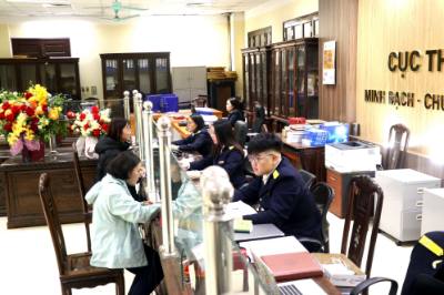 Người dân, doanh nghiệp đến làm thủ tục hành chính tại Chi cục thuế khu vực IV. Ảnh: Đinh Văn Nhiều-TTXVN