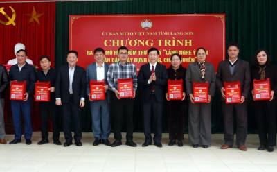 Lãnh đạo Ủy ban MTTQ Việt Nam tỉnh Lạng Sơn trao tượng trưng hòm thư góp ý "Lắng nghe ý kiến nhân dân, tham gia xây dựng Đảng, chính quyền" cho MTTQ các huyện, thành phố triển khai mô hình. Ảnh: Văn Đạt - TTXVN