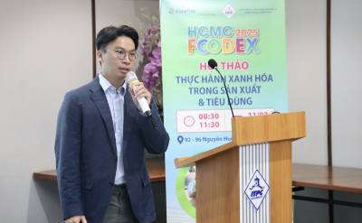 Tiến sĩ Đặng Thanh Tú, Trưởng phòng dịch vụ phát triển bền vững Eurofins Sắc Ký Hải Đăng thông tin về xu hướng sản xuất xanh. Ảnh: Xuân Anh - TTXVN 