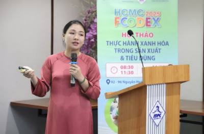 Bà Nguyễn Thị Vân Anh, Chủ tịch Hợp tác xã Tam nông Việt Nam chia sẻ kinh nghiệm sản xuất bền vững tại hội thảo. Ảnh: Xuân Anh - TTXVN 
