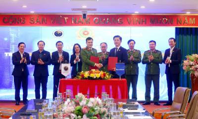 Lễ ký kết triển khai dịch vụ xác thực điện tử qua VneID giữa Trung tâm nghiên cứu, ứng dụng dữ liệu dân cư và căn cước công dân (Bộ Công an) và Ngân hàng TMCP Sài Gòn Thương Tín (Sacombank). Ảnh: Phạm Kiên – TTXVN