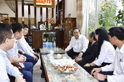 Chủ tịch Quốc hội Trần Thanh Mẫn thăm gia đình thành viên Đội du kích Ba tơ Phạm Hương (1921-2017), ở Phường Trương Quang Trọng, TP Quảng Ngãi. Ảnh: Doãn Tấn - TTXVN