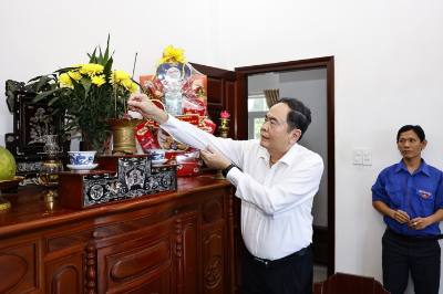 Chủ tịch Quốc hội Trần Thanh Mẫn dâng hương tại gia đình thành viên Đội du kích Ba tơ Phạm Hương (1921-2017), ở Phường Trương Quang Trọng, TP Quảng Ngãi. Ảnh: Doãn Tấn - TTXVN