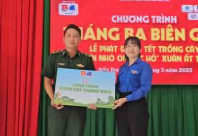 Trao công trình vườn cây thanh niên cho Đồn biên phòng Cổ Chiên, huyện Thạnh Phú, tỉnh Bến Tre. Ảnh: Chương Đài - TTXVN