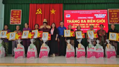 Trao cờ Tổ quốc, ảnh Bác và quà cho các gia đình ngư dân khó khăn trên địa bàn huyện Thạnh Phú, tỉnh Bến Tre. Ảnh: Chương Đài TTXVN 