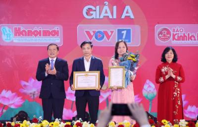 Phó Trưởng Ban Thường trực Ban Tuyên giáo và Dân vận Trung ương Lại Xuân Môn; Ủy viên Bộ Chính trị, Bí thư Thành uỷ, Trưởng đoàn đại biểu Quốc hội thành phố Hà Nội Bùi Thị Minh Hoài trao giải A cho các tác phẩm đoạt giải. Ảnh: Văn Điệp – TTXVN