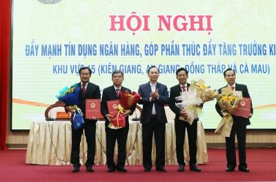 Ngân hàng Nhà nước Việt Nam trao quyết định thành lập, tặng hoa lãnh đạo Ngân hàng Nhà nước chi nhánh Khu vực 15. Ảnh: Lê Huy Hải - TTXVN