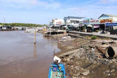 Khu vực bên trong cửa biển Vàm Xoáy thuộc xã Đất Mũi, huyện Ngọc Hiển bị ảnh hưởng do sạt lở. Ảnh: Kim Há - TTXVN