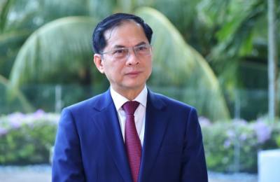 Viceprimer Ministro y Ministro de Asuntos Exteriores, Bui Thanh, hijo habla en la reunión.  Vna foto