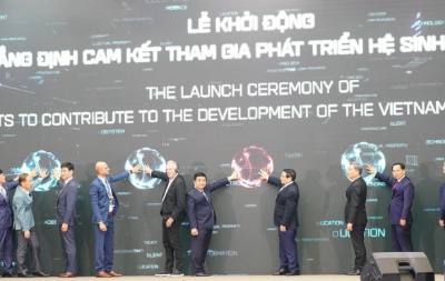 Thủ tướng Phạm Minh Chính và các đại biểu thực hiện nghi thức khởi động sáng kiến và khẳng định cam kết tham gia phát triển hệ sinh thái AI và bán dẫn của Việt Nam. Ảnh: Khánh Hoà - TTXVN