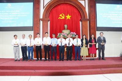 Lãnh đạo tỉnh trao quà lưu niệm cho các doanh nghiệp. Ảnh:  Minh Trí - TTXVN