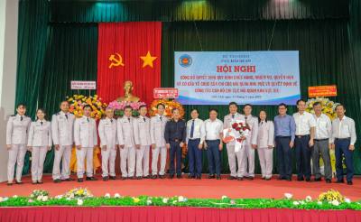 Lãnh đạo thành phố Cần Thơ với cán bộ, công chức Chi cục Hải quan khu vực XIX tại hội nghị. Ảnh: Thanh Liêm - TTXVN