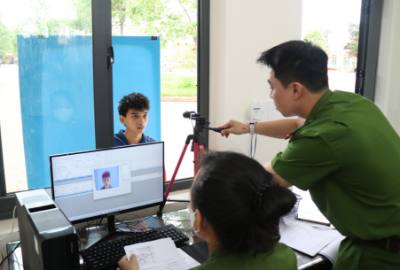 Người dân trên địa bàn huyện Cư Kuin làm thủ tục cấp lại giấy phép lái xe tại Công an xã Dray Bhăng. Ảnh: Tuấn Anh – TTXVN
