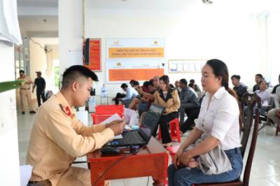 Nhiều người dân có nhu cầu làm thủ tục đổi, cấp lại giấy phép lái xe tại Phòng Cảnh sát Giao thông, Công an tỉnh Đắk Lắk. Ảnh: Tuấn Anh – TTXVN