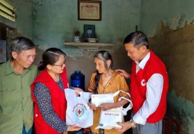 Bà Trần Thị Thu Hằng, nguyên Chủ tịch Hội Chữ thập đỏ huyện Thạch Hà (Hà Tĩnh) tự nguyện xin nghỉ chế độ trước tuổi hưu để ủng hộ công tác sắp xếp, tinh gọn bộ máy. Ảnh: Hoàng Ngà – TTXVN
