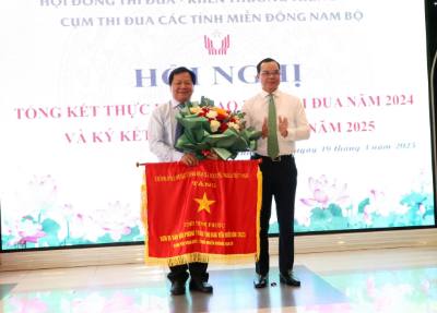 UBND tỉnh Bình Phước được Chính phủ tặng Cờ thi đua đơn vị dẫn đầu phong trào thi đua yêu nước năm 2023 Cụm thi đua các tỉnh miền Đông Nam bộ. Ảnh: Hồng Hiếu - TTXVN