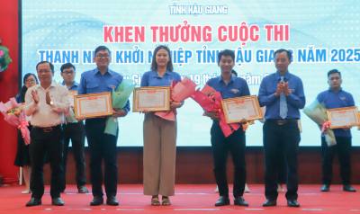 Các tác giả đạt giải Nhất, Nhì, Ba cuộc thi "Khởi nghiệp thanh niên" nhận bằng khen. Ảnh: Hồng Thái - TTXVN