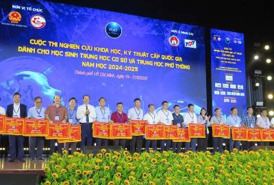 Đại diện Ban tổ chức trao cờ cho các đơn vị tham gia. Ảnh: Thu Hoài - TTXVN