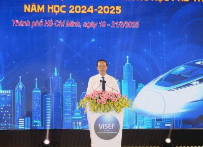 Thứ trưởng Bộ Giáo dục và Đào tạo Phạm Ngọc Thưởng phát biểu khai mạc cuộc thi. Ảnh: Thu Hoài - TTXVN