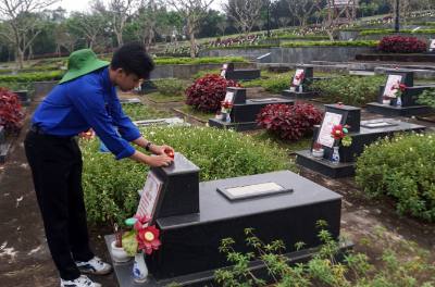 Đoàn viên thanh niên dâng hương, hoa lên phần mộ các Anh hùng Liệt sỹ tại Nghĩa trang Liệt sỹ tỉnh Quảng Nam. Ảnh: Trịnh Bang Nhiệm - TTXVN