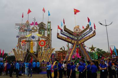 Các trại được trang hoàng rực rỡ trong ngày hội. Ảnh: Trịnh Bang Nhiệm - TTXVN