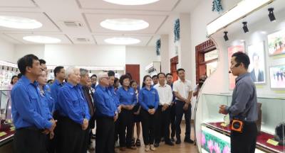 Các đại biểu tham gia hành trình “Thanh niên Bình Dương, Bình Phước tự hào truyền thống – Vững bước tiến vào kỷ nguyên mới” tại Bảo tàng tỉnh Bình Dương. Ảnh: Huyền Trang - TTXVN