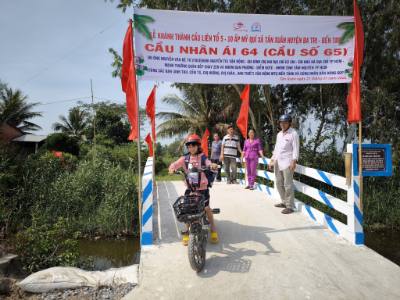 Cầu giao thông nông thôn do Chi bộ ấp Mỹ Quí, xã Tân Xuân (Ba Tri, Bến Tre) vận động xây dựng. Ảnh: Huỳnh Phúc Hậu - TTXVN